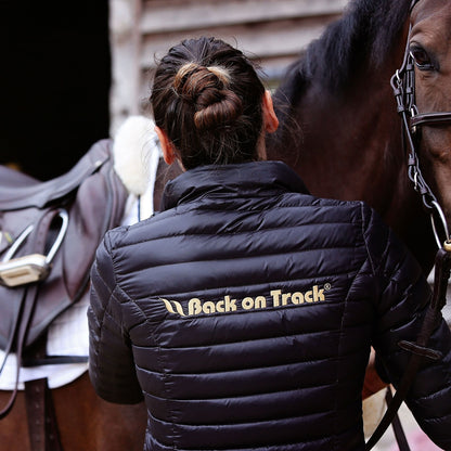 Jacka dam Grace utan BoT logga - Back on Track Sverige (5300168982683)